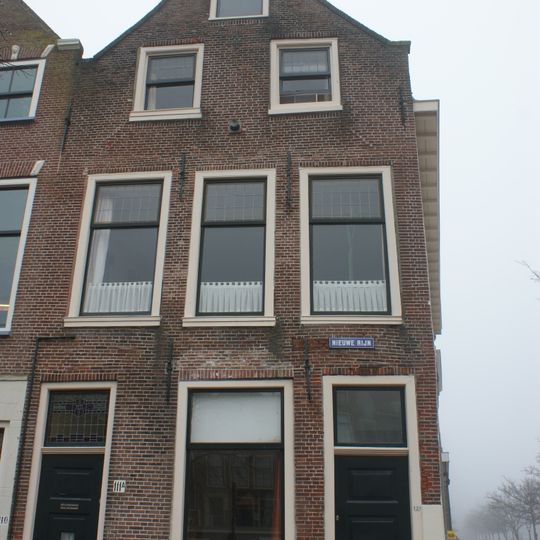 Pand met tuitgevel, gepleisterde zijgevel aan de Oranjegracht. Opkamer en onderhuis