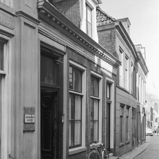 Onderkelderd verdiepingloos pandje gedekt door een met pannen belegd schilddak