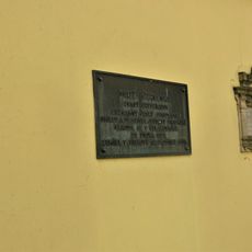 Pamětní deska Matěje Červenky na ohradní zdi muzea v Čelákovicích