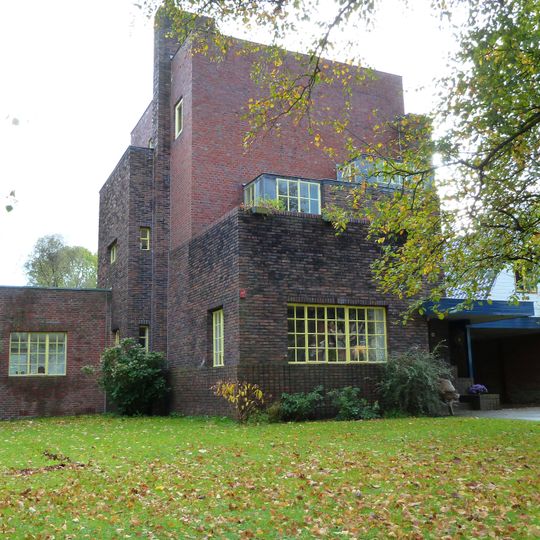 Villa in verstrakte Amsterdamse Schoolstijl