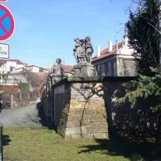 Sousoší na rohu západní zdi zámeckého areálu v Libochovicích