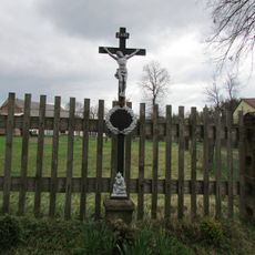 Kříž na západním okraji Služátek u čp.10