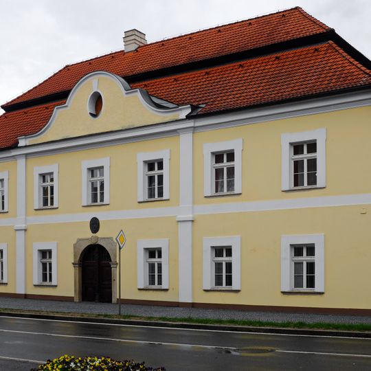 Městský dům u Starého zámku Chodová Planá