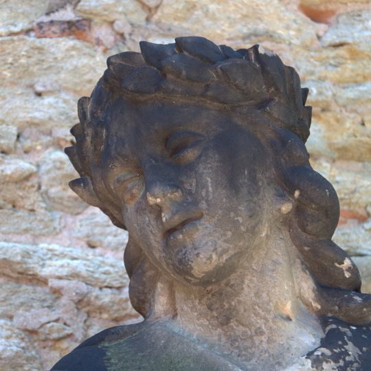 Sochy u zdi Regionálního muzea v Kolíně