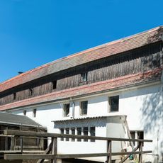 Mühlengebäude (mit technischer Ausstattung) und gegenüber liegendes Wohnhaus Mühlweg 2; 4