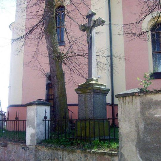 Kříž u kostela v Miroticích