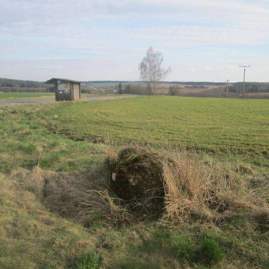 Kříž západně od Kokořova u křižovatky