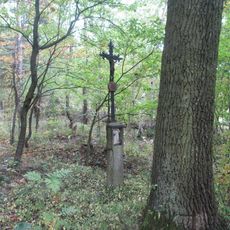 Kříž východně od Horních Chrášťan na okraji lesa