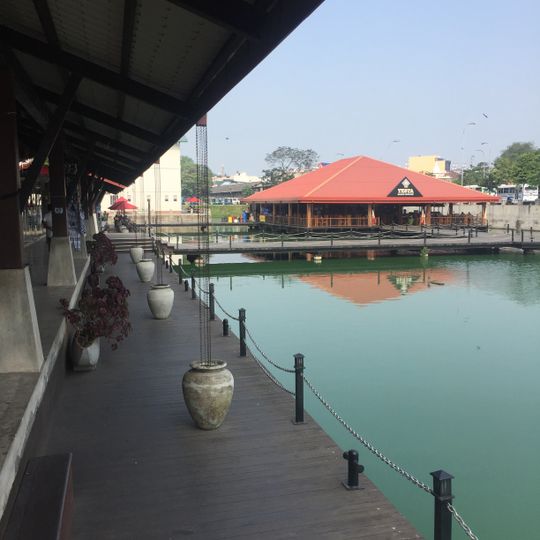 Pettah Floating Market