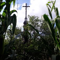 Kříž západně od Protivína v poli