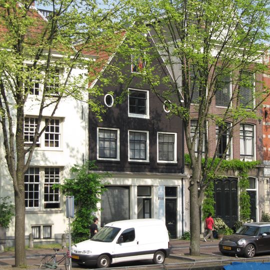 Pand met aan voor- en achter zijnde puntgevels