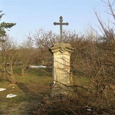 Kříž v zahradě domu 145 ve Zdislavě