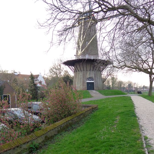 Molenbastion afgevlakt vol bastion met voorgelegen gracht