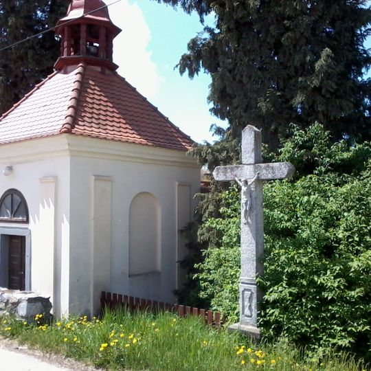Kříž u kaple ve Skoupém