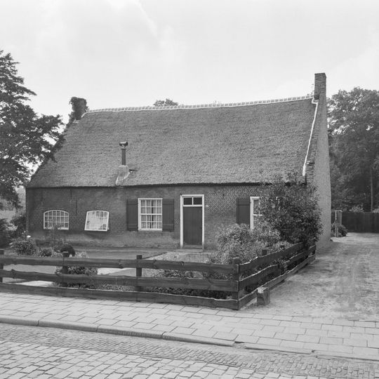 Boerderij van het langstraatse type, met dwarshuis en topgevel