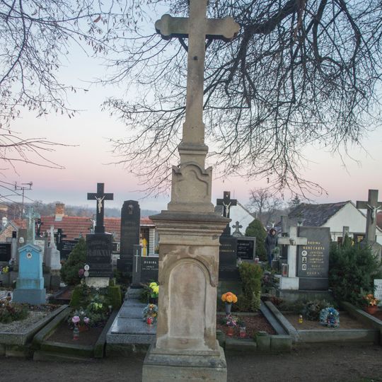 Kříž na hřbitově v Miroslavských Knínicích