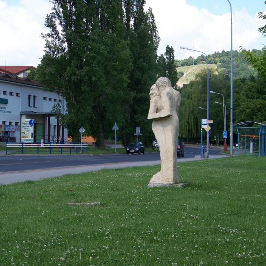 Socha Splynutí v ulici Jaroslava Seiferta v Mostě