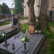 Náhrobek F. J. Vosmíkových, hrob rudoarmějců, pomník zajatců