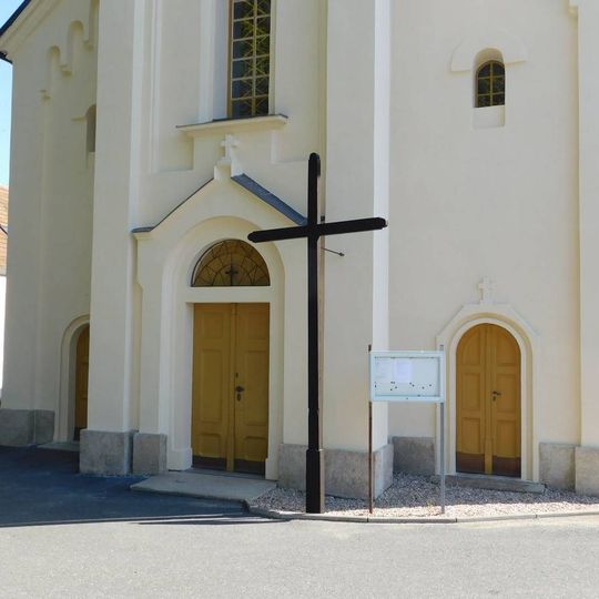 Kříž před kostelem v Souticích