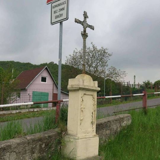 Kříž u silnice v Církvicích