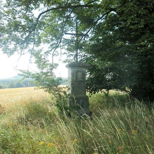 Kříž u polní cesty jihovýchodně od Manušic