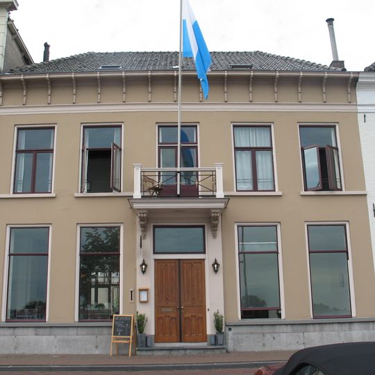 Pand met gepleisterde lijstgevel onder dwars schilddak