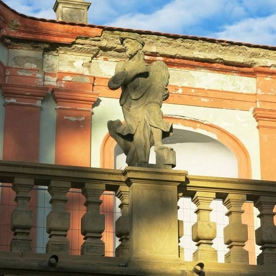 Alegorická socha Léto na balustrádě saly terreny zámku v Klášterci nad Ohří