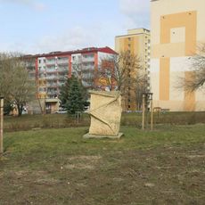 Kamenná plastika Rybí song v parku Opavia v Mostě