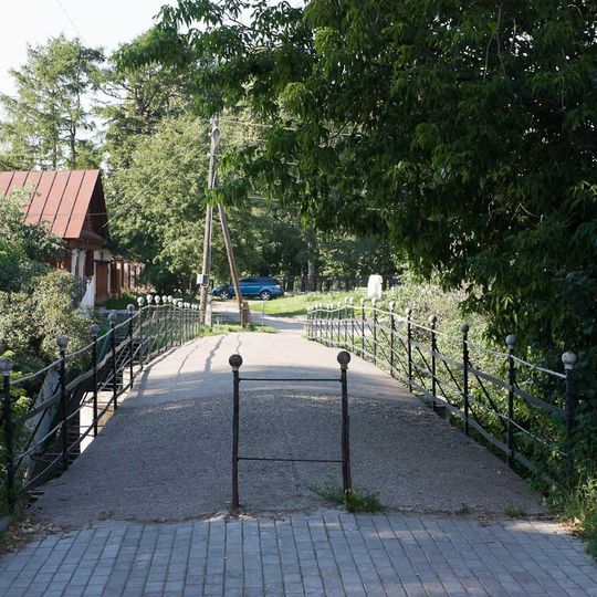 Пешеходный мостик через овраг