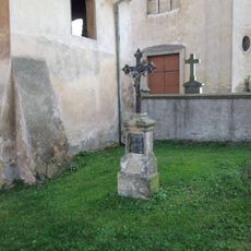 Kříž u kostela ve Hlohovicích