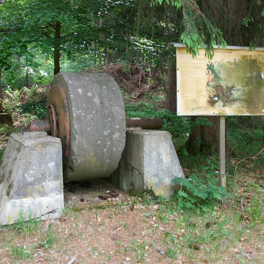 Schleifstein einer ehemaligen Papiermühle Blechhammer , am Waldrand, Abzweig Kleiner Wilzschweg von Carlsfelder Hauptstraße