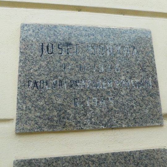Pamětní deska Josefa Horyny na domě Bělohorská 272/13 na Břevnově