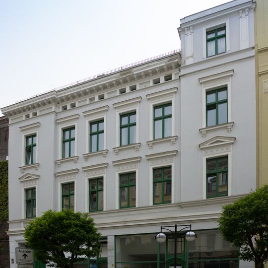 Mietshaus mit Laden in nach rechts geschlossener Bebauung und Hintergebäude Schulstraße 4