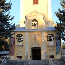 Dzwonnica parawanowa w linii ogrodzenia