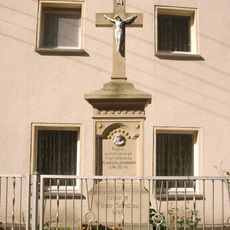 Betkreuz vor dem Wohnhaus Elsteraue 4