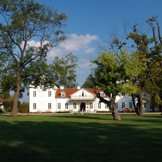 Zespół dworski, Marii Konopnickiej 1 w Łochowie