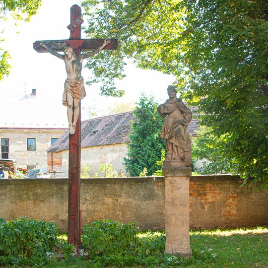 Pilíře se sochami svatého Jana Nepomuckého a svatého Blažeje