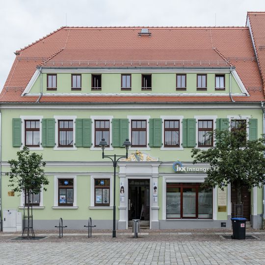 Wohnhaus in geschlossener Bebauung in Ecklage und Nebengebäude Niedermarkt 15