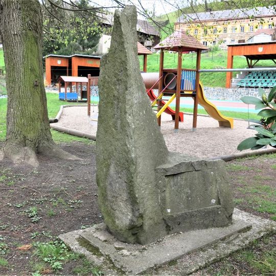 Pomník nejasného účelu u školy v Heřmanově