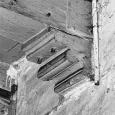 Pand met trapgevel met gepleisterd bovendeel, sierelelementen in de ontlastingsbogen, uitgekraagde toppilaster en engelenkopje