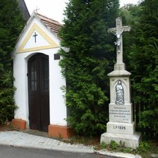 Kříž u kaple svatého Jana Nepomuckého na Novém Světě v Lomnici