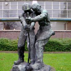 Deux ferronniers en tablier