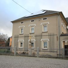 Wohnhaus eines Vierseithofes, Granittrog, Hofpflasterung und Reste zweier Bildstöcke Dorfstraße 7