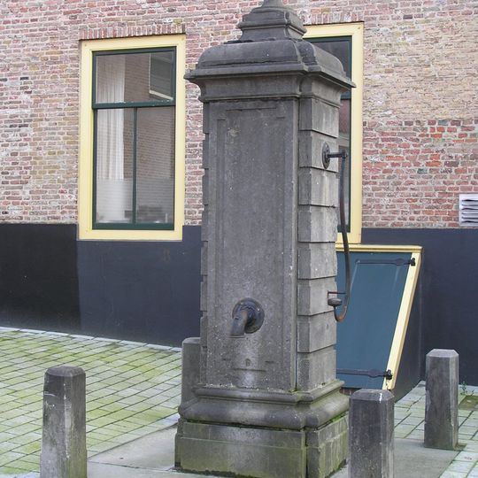 Pomp bij 's-Heer Hendrikskinderenstraat 14, Goes