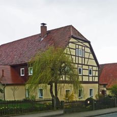 Wohnstallhaus, zwei Scheunen und Toreinfahrt eines Dreiseithofes Basteistraße 76