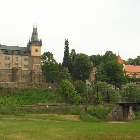Železniční most přes cestu západně od náměstí MUDr. J. Svobody ve Zruči nad Sázavou