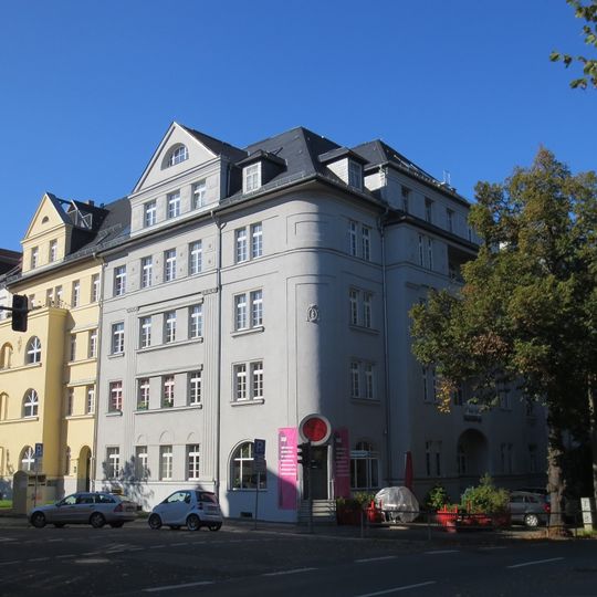 Mietshaus in geschlossener Bebauung in Ecklage mit Laden und Resten des Vorgartens Barbarossastraße 71