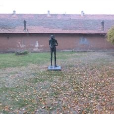 Socha Poutník v parku před muzeem v Malé Pevnosti Terezín