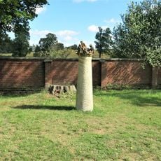 Sloup zastavení X. na křížové cestě v parku kláštera v Teplé