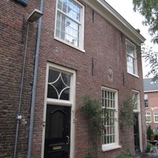 Pand met tuitgevel aan de nassaulaan